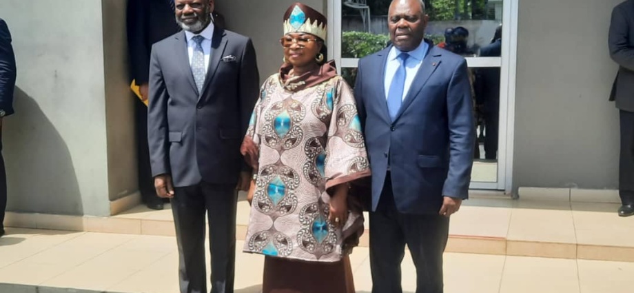 Cour de cassation : le nouveau président, Yua Koffi rend hommage au président Alassane Ouattara 1 Le nouveau président de la Cour de Cassation, Yua Koffi ( à droite), en compagnie de la présidente du Conseil Constitutionnel, Chantal Nanaba Camara ( au milieu)