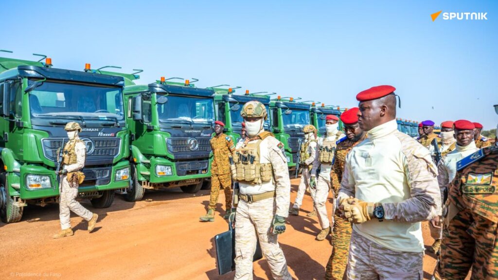 Le president Ibrahim Traore offre a larmee une nouvelle dotation de materiel militaire