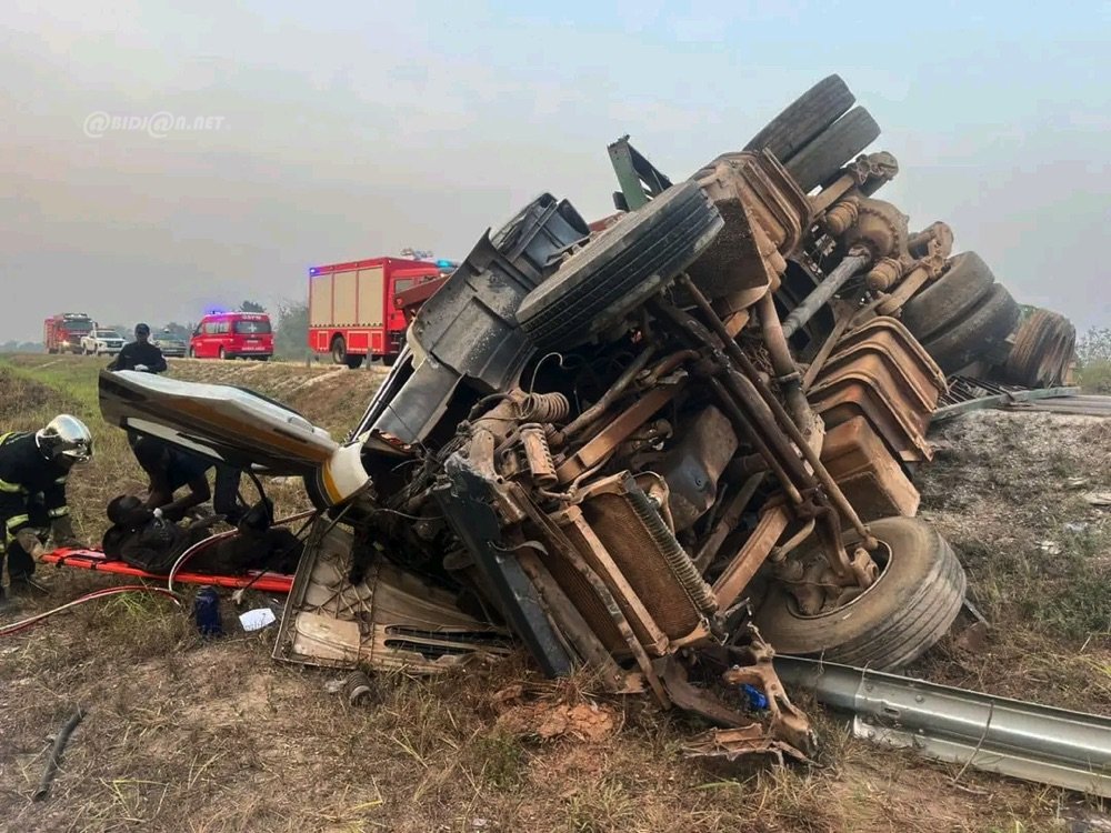 un camion de transport de marchandises fait deux victimes