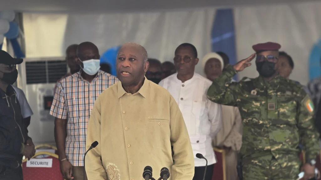 Laurent Gbagbo Face aux population Adjame village Quand je serai elu ce village sera reconstruit