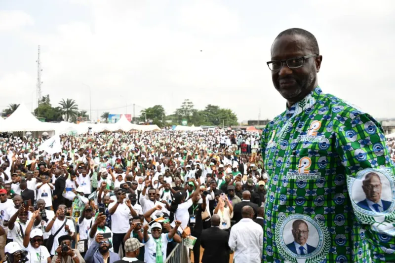 Tidjane Thiam devant une foule de militants a Yopougon Je compte sur vous 1 1