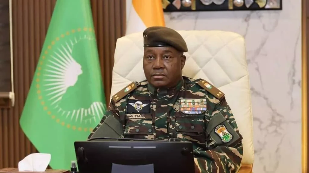 Abdourahamane Tiani recoit le rapport des assises nationales