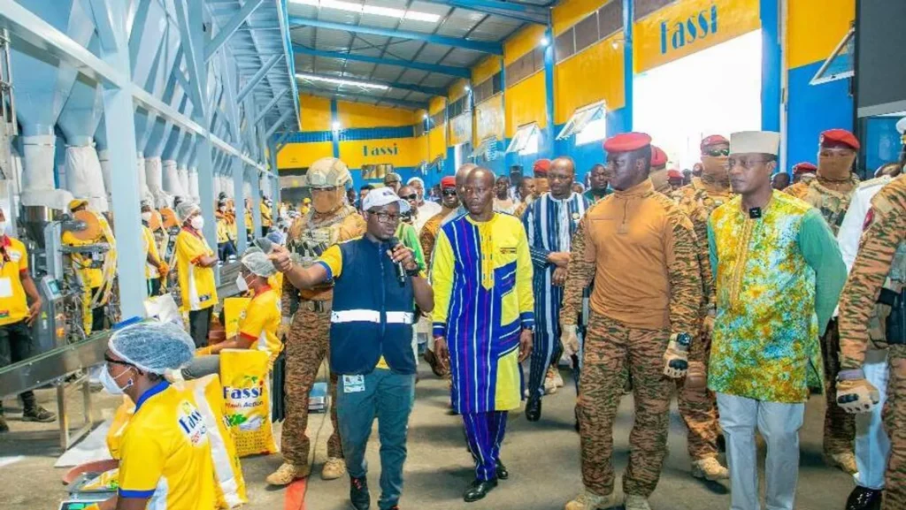 Le president Ibrahim Traore inaugure industriel de detergents