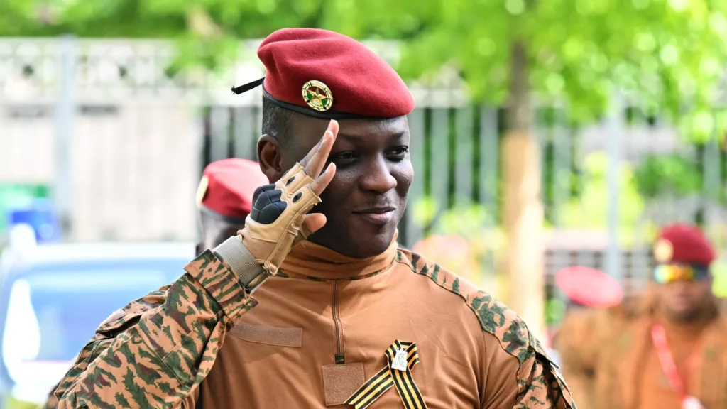 Ibrahim Traore sen prend aux groupes armes soutenus par lOccident