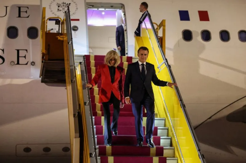 un geste de Brigitte Macron envers le president fait reagir les internautes 1